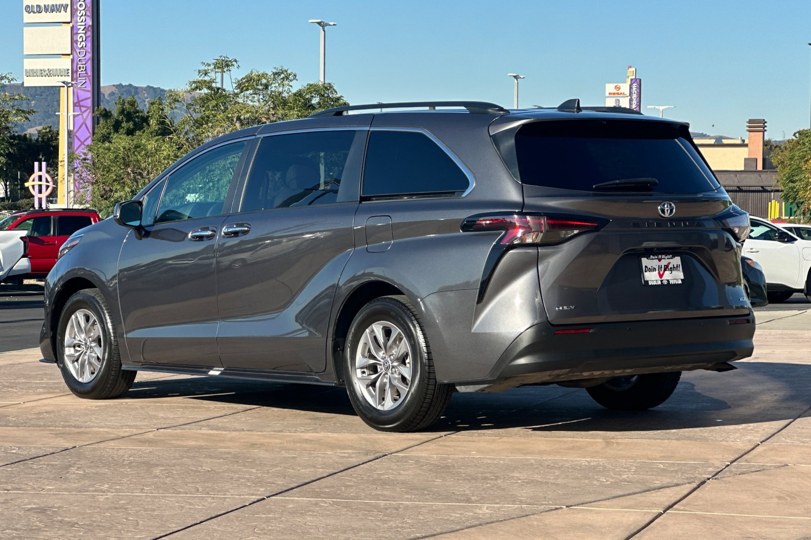 Certified 2025 Toyota Sienna XLE FWD image 7