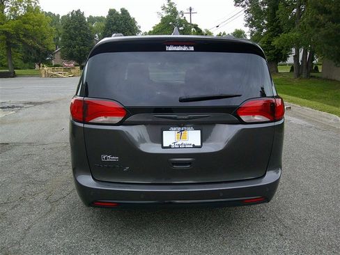 Used 2018 Chrysler Pacifica Touring-L Plus w/ S Appearance Package FWD image 4