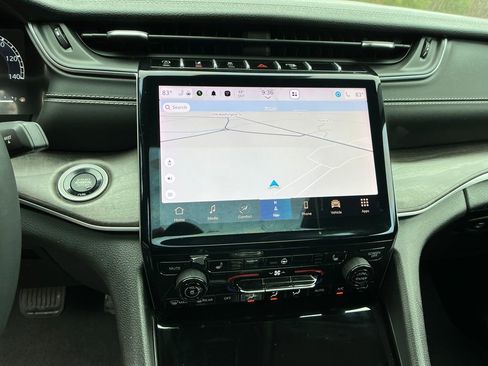 Used 2024 Jeep Grand Cherokee Limited w/ Black Appearance Package image 16