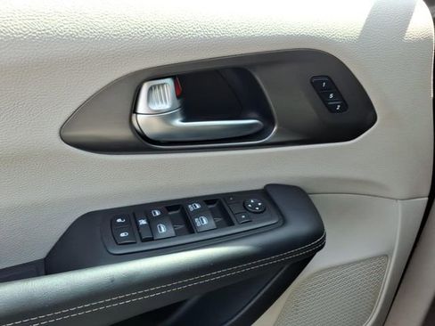 Used 2023 Chrysler Pacifica Touring-L FWD image 22