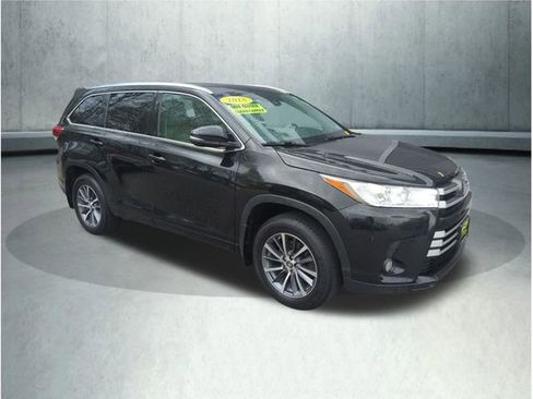Used 2018 Toyota Highlander XLE w/ Carpet Mat Package (TMS) AWD/4WD image 8