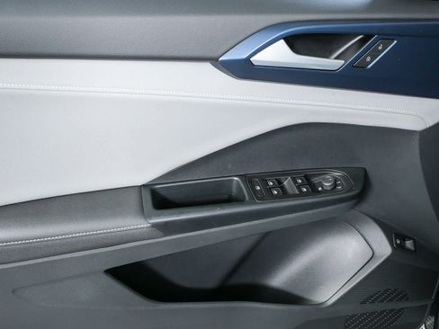 Certified 2024 Volkswagen Taos SE FWD image 9