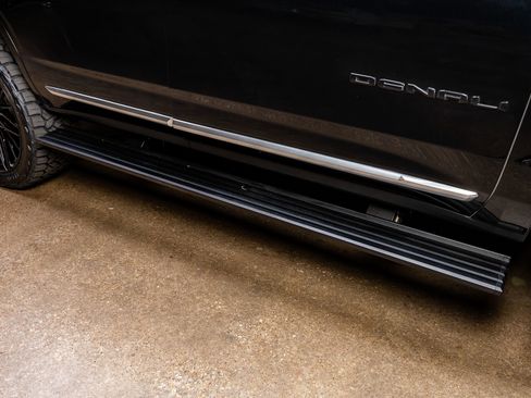 Used 2023 GMC Yukon Denali w/ Denali Reserve Package image 13