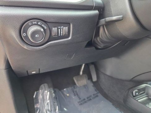 Certified 2025 Chrysler Pacifica Select FWD image 24