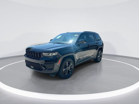 Used 2024 Jeep Grand Cherokee Altitude AWD/4WD image 5