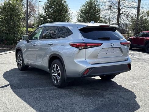 Used 2023 Toyota Highlander XLE image 4