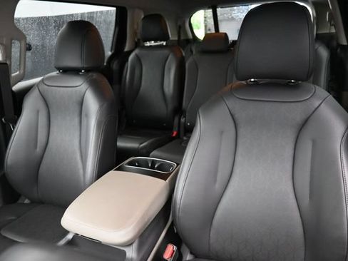 Used 2026 Kia Carnival FWD image 14
