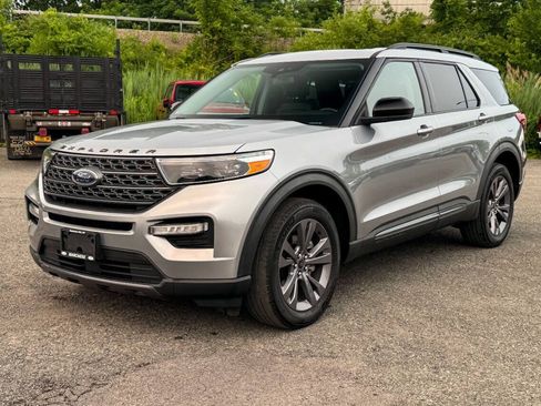 Used 2022 Ford Explorer XLT w/ Equipment Group 202A AWD/4WD image 7
