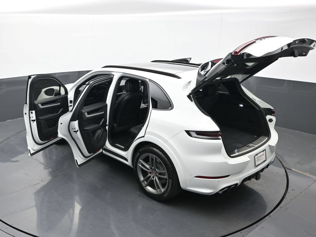 Certified 2025 Porsche Cayenne AWD/4WD image 26