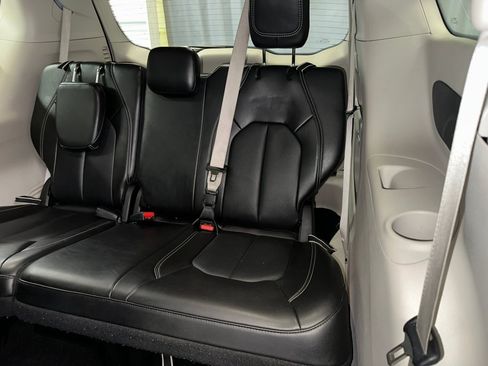 Used 2024 Chrysler Pacifica Touring-L FWD image 19