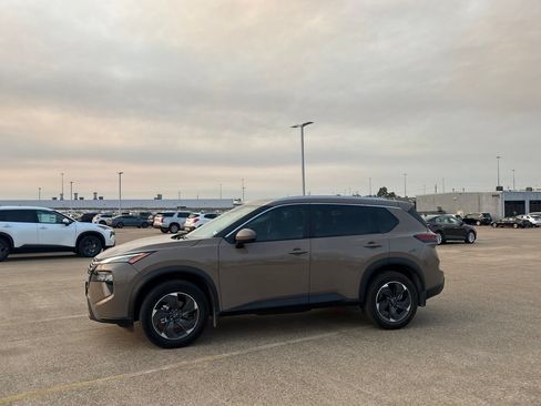 Used 2024 Nissan Rogue SV w/ SV Premium Package AWD/4WD image 13