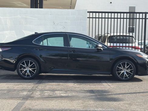 Used 2024 Toyota Camry SE image 3