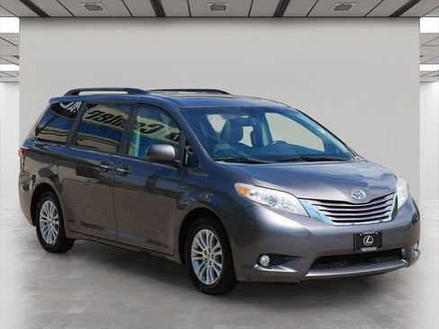 Used 2017 Toyota Sienna XLE FWD image 1
