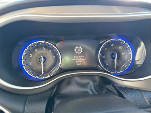 Used 2023 Chrysler Pacifica Touring-L FWD image 16