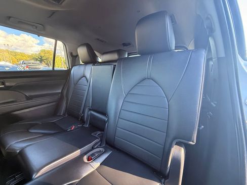 Used 2022 Toyota Highlander XLE image 13