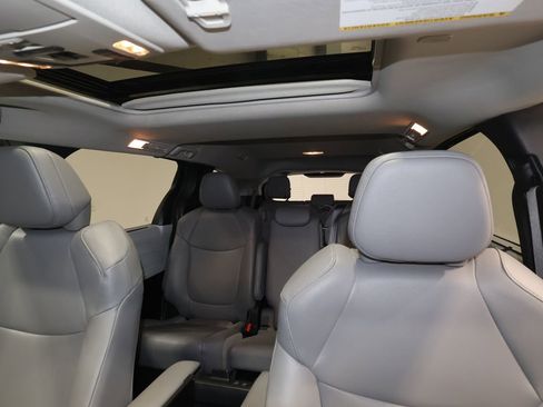 Used 2025 Toyota Sienna XLE image 17