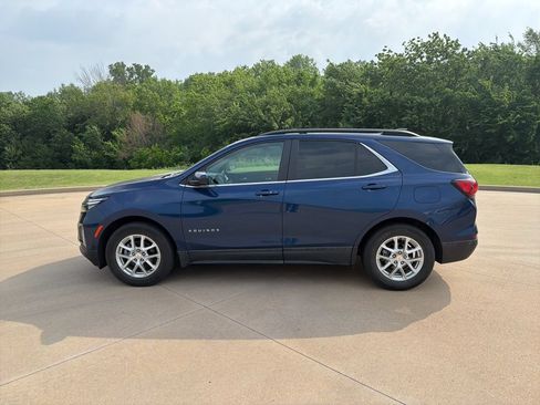 Used 2022 Chevrolet Equinox LT FWD image 2