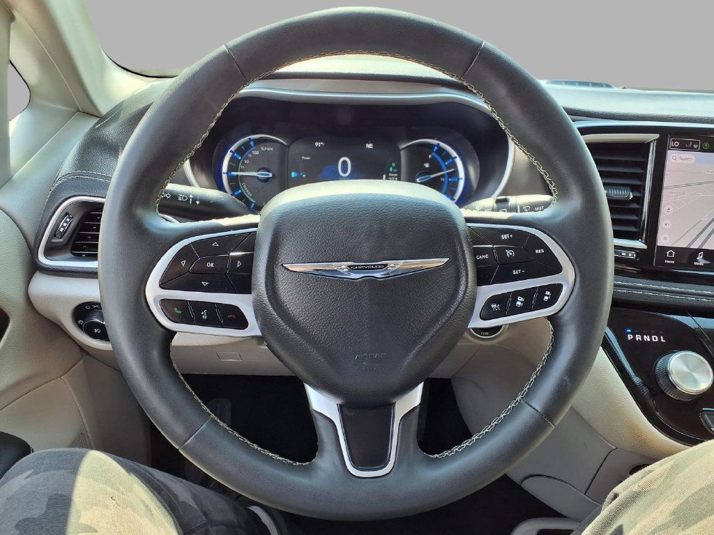 Used 2024 Chrysler Pacifica Limited FWD image 16