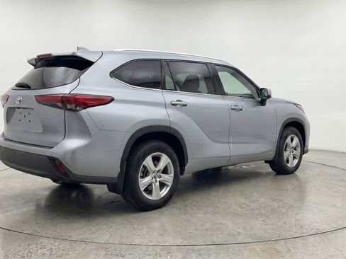Used 2025 Toyota Highlander LE FWD image 9