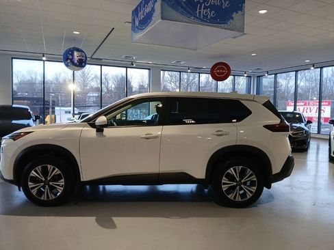 Used 2023 Nissan Rogue SV image 2