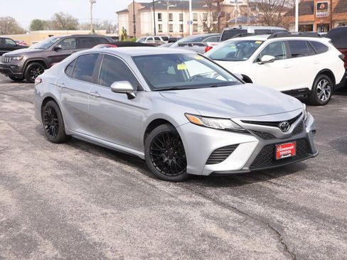 Used 2020 Toyota Camry SE image 2