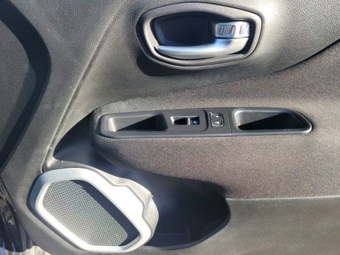 Used 2018 Jeep Renegade Latitude w/ Cold Weather Group image 21