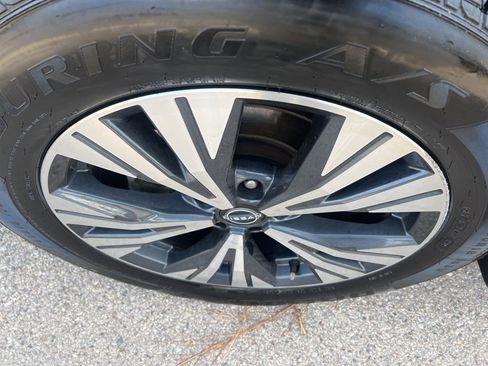 Used 2023 Nissan Rogue SV image 44