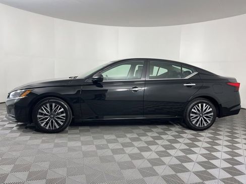 Used 2024 Nissan Altima 2.5 SV FWD image 7