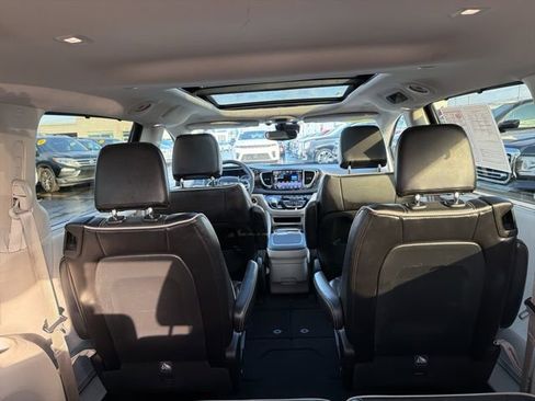 Used 2023 Chrysler Pacifica Limited image 24