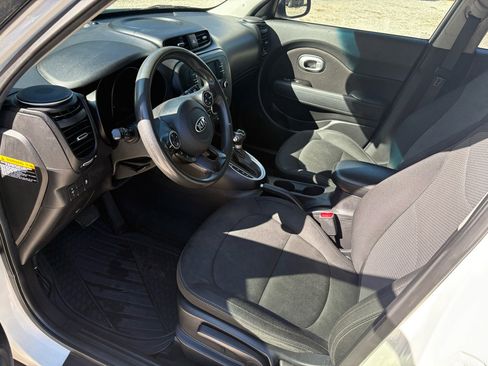 Used 2017 Kia Soul + image 6