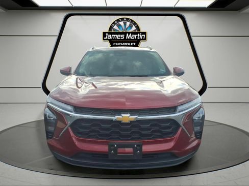 Used 2025 Chevrolet Trax LT FWD image 2