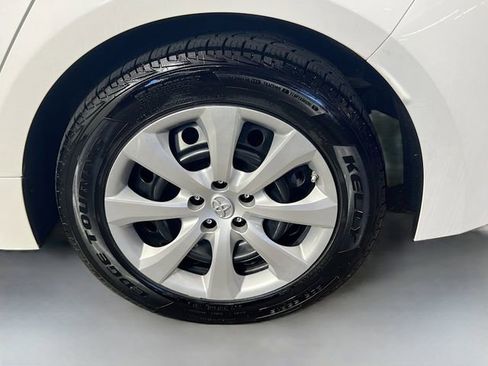 Used 2021 Toyota Corolla LE image 29
