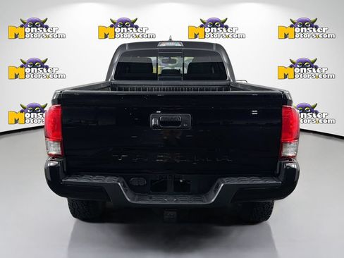 Used 2017 Toyota Tacoma TRD Sport AWD/4WD image 6