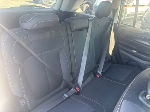 Used 2023 Jeep Grand Cherokee Laredo AWD/4WD image 24