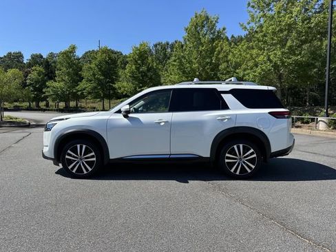 Certified 2025 Nissan Pathfinder Platinum FWD image 6