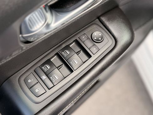 Used 2026 Chrysler Pacifica Select FWD image 9