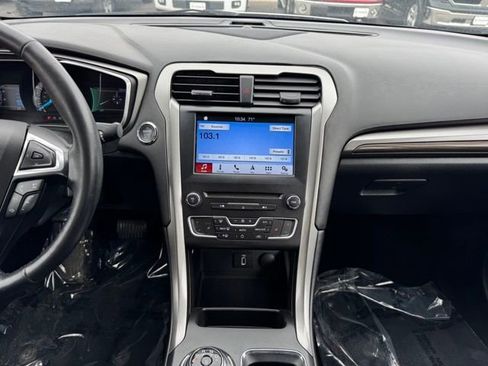 Used 2017 Ford Fusion SE w/ Fusion SE Technology Package FWD image 2