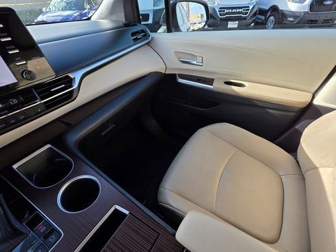 Used 2021 Toyota Sienna XLE image 36