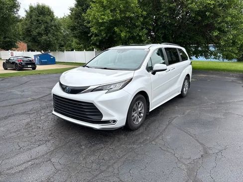 Used 2023 Toyota Sienna XLE AWD/4WD image 3