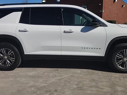 Used 2025 Chevrolet Traverse LT image 8