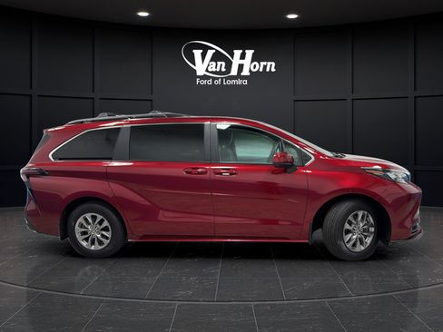 Used 2025 Toyota Sienna LE AWD/4WD image 8