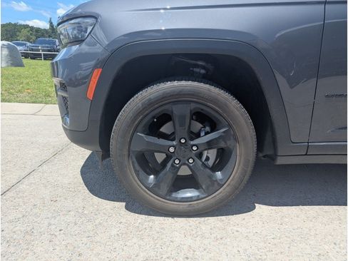 Used 2024 Jeep Grand Cherokee Altitude RWD image 9