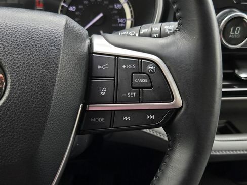 Used 2022 Toyota Highlander XLE FWD image 24