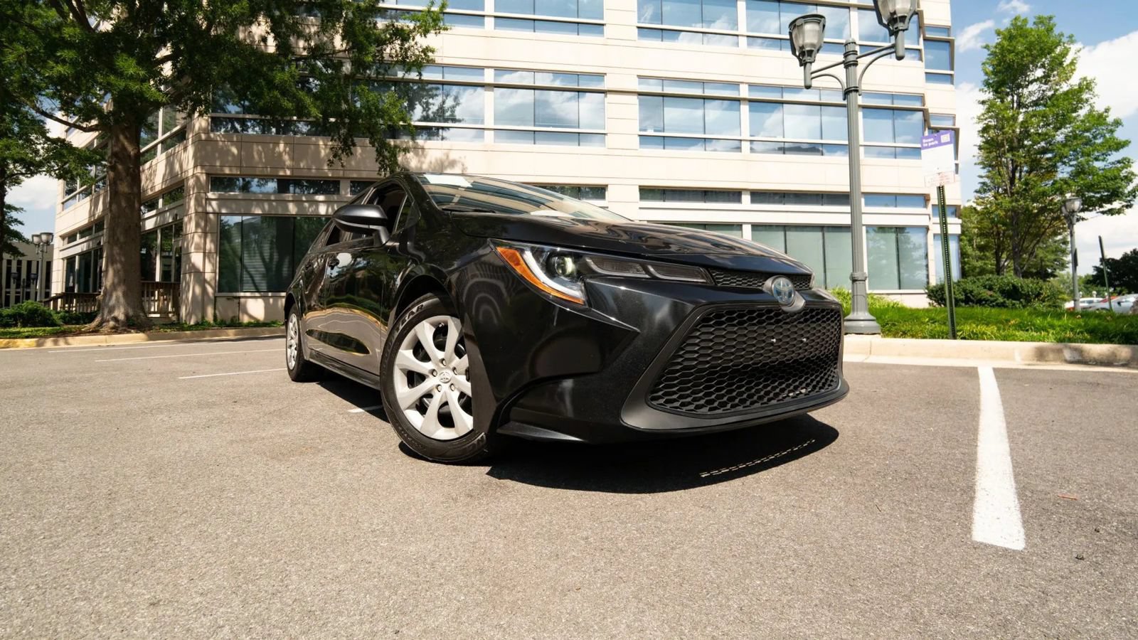 Used 2021 Toyota Corolla LE FWD image 1