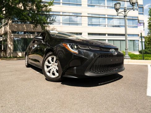 Used 2021 Toyota Corolla LE FWD image 1