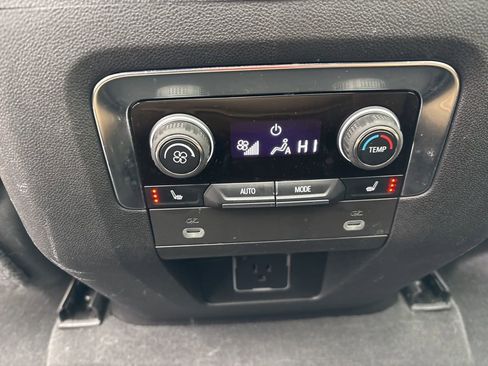 Used 2024 Chevrolet Tahoe Premier AWD/4WD image 32