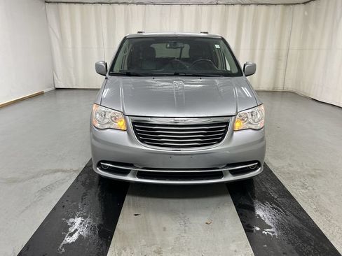 Used 2014 Chrysler Town & Country Touring FWD image 3