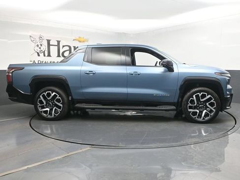 Used 2025 Chevrolet Silverado EV RST AWD/4WD image 43
