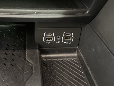 Used 2025 Chrysler Pacifica Limited image 26