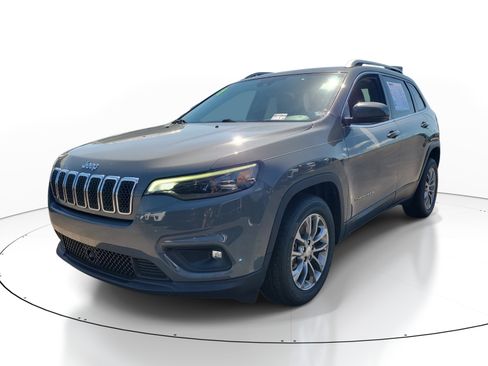 Used 2021 Jeep Cherokee Latitude Plus w/ Mopar Interior Package FWD image 3